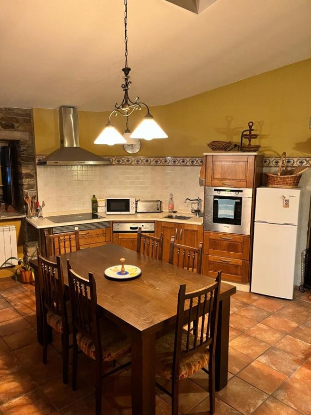 Cocina comedor con mesa 