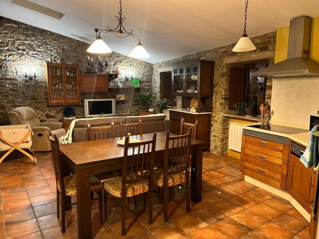 Sala amplia con mesa 