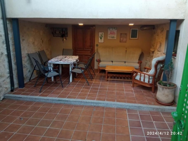 Amplio patio y mesa 