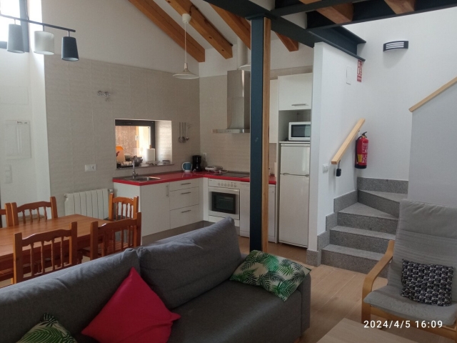Cocina amplia con escaleras