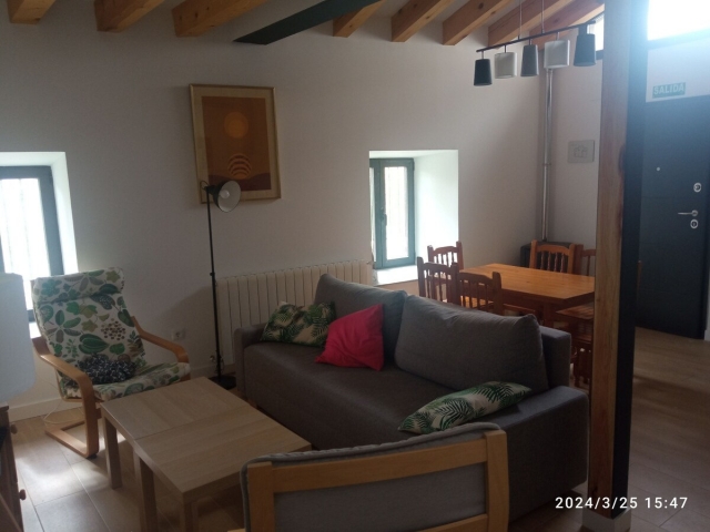 Sala amplia con mesa 