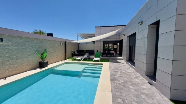 Acceso a la casa con piscina
