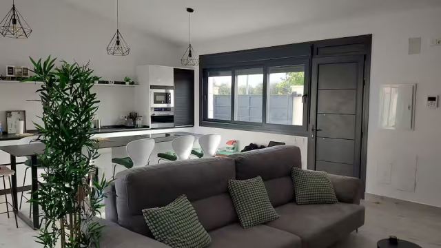 Sala amplia y cocina al lado
