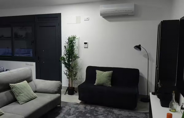 Sala amplia y sofa cama 