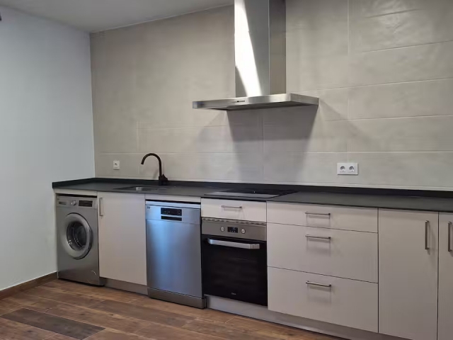 Cocina amplia con armarios