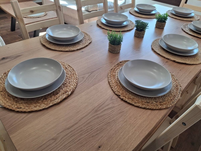 Sala amplia con mesa 