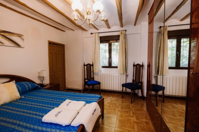 Dormitorio amplio azul