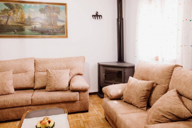Sala amplia con chimenea