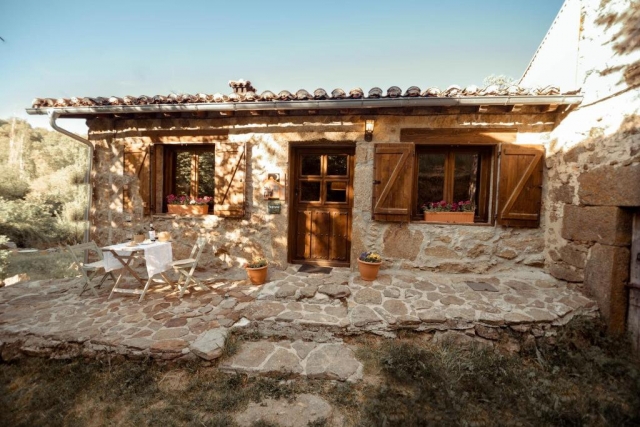 Acceso con terraza y mesa