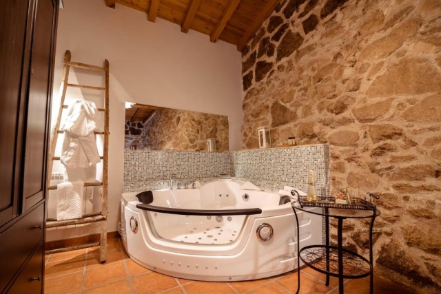 Dormitorio con jacuzzi