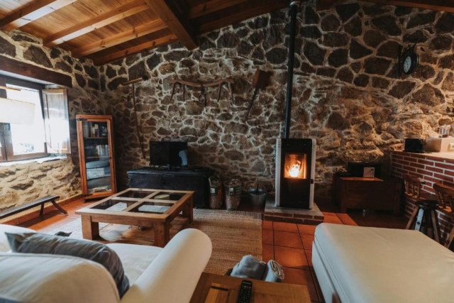 Sala amplia con chimenea