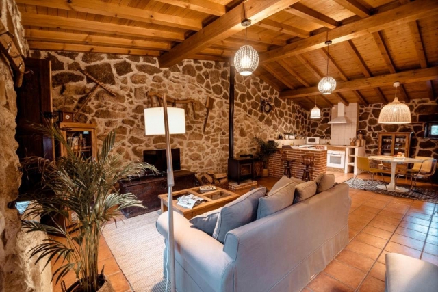 Sala amplia con chimenea