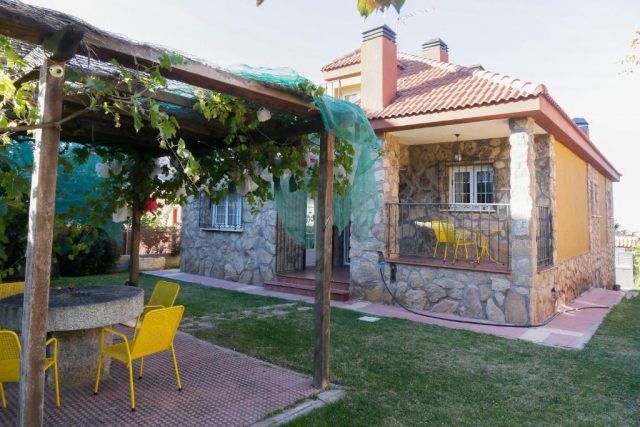 Amplio jardín con mesa