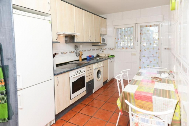 Cocina amplia con mesa