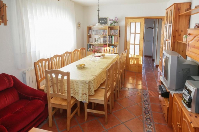 Sala amplia con mesa 