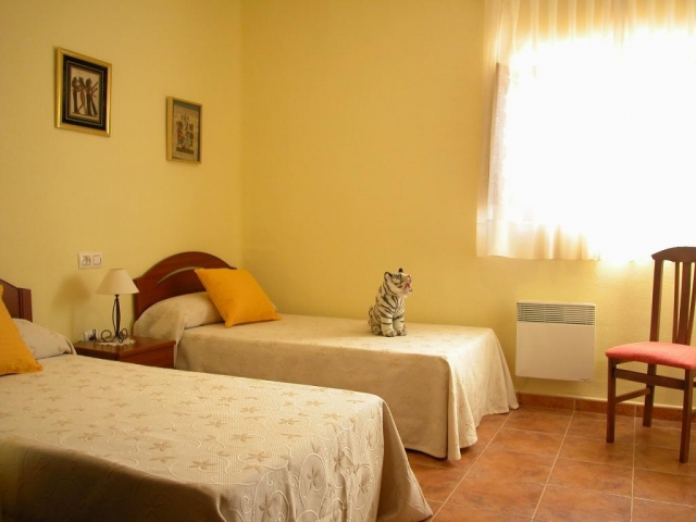 Dormitorio doble naranja 