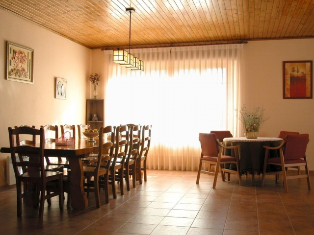 Sala amplia con mesa