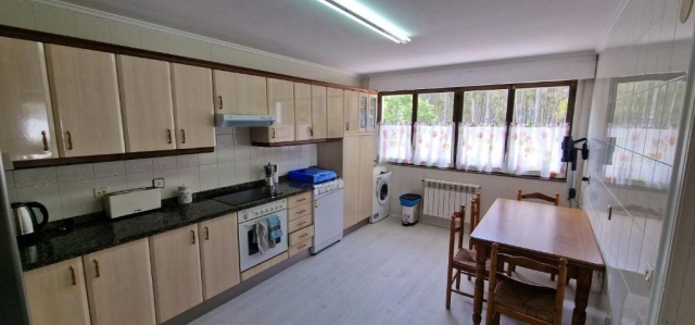 Cocina amplia con mesa