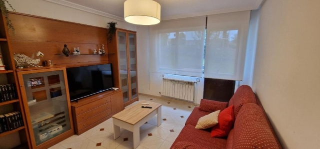 Salon amplio con ventana