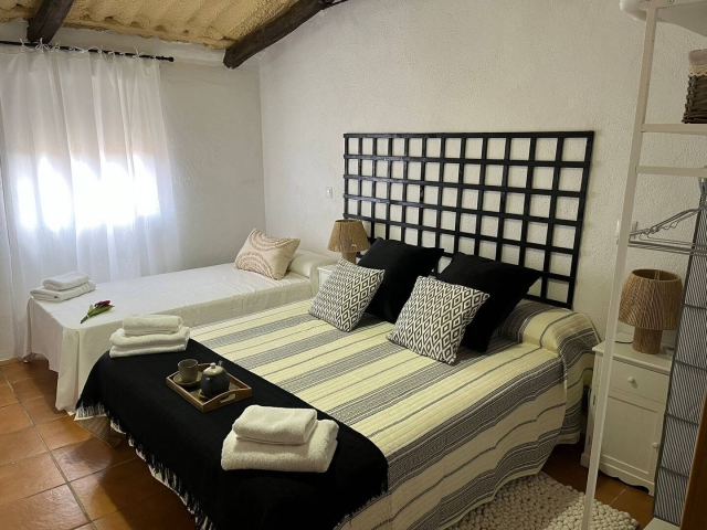 Dormitorio con cama doble