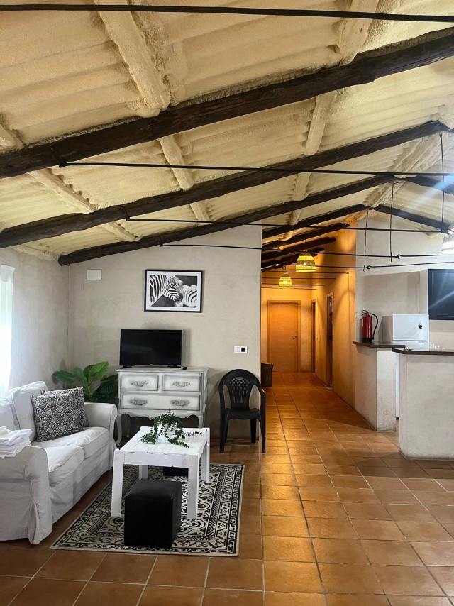 Sala amplia con tele