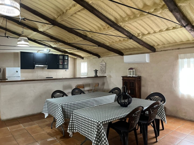 Sala de estar con mesa 