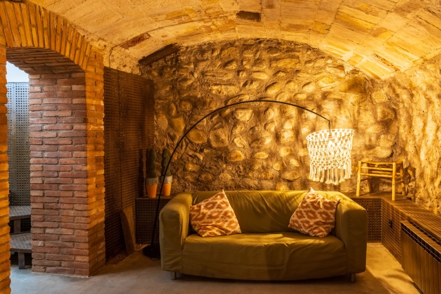 Bodega con sofa y lampara 
