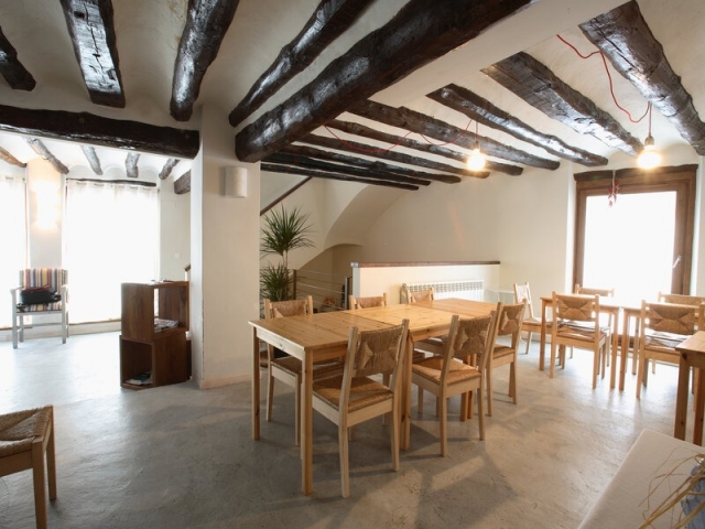 Comedor con mesa y vigas