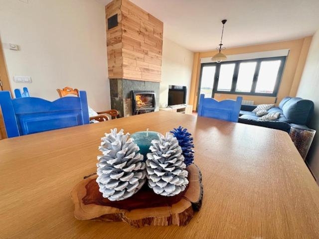 Sala amplia con chimenea