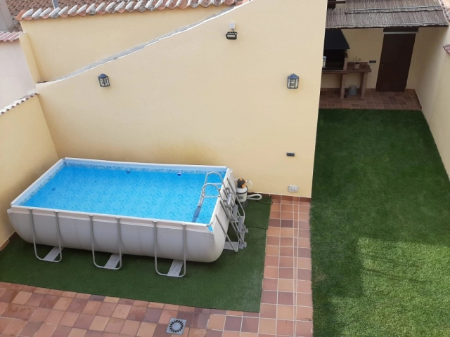 Amplia piscina y barbacoa