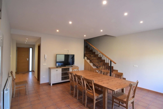Sala amplia con mesa