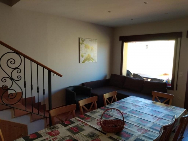 Sala de estar con ventana 