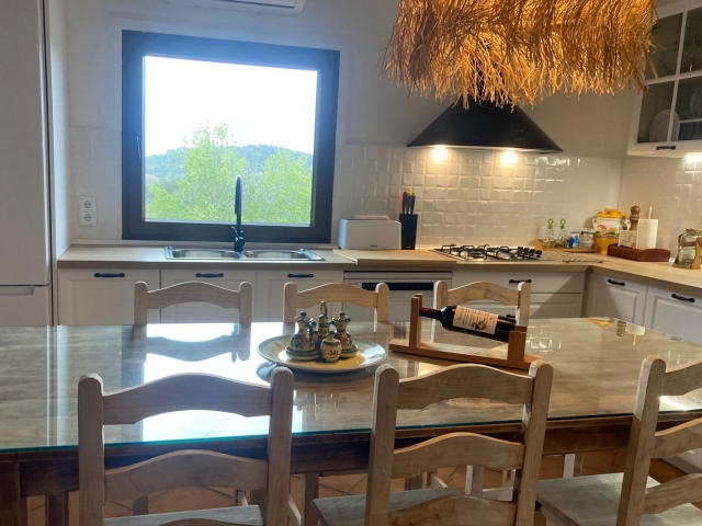 Cocina amplia con mesa