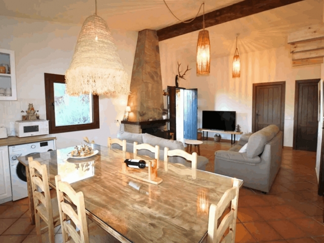 Sala amplia con chimenea