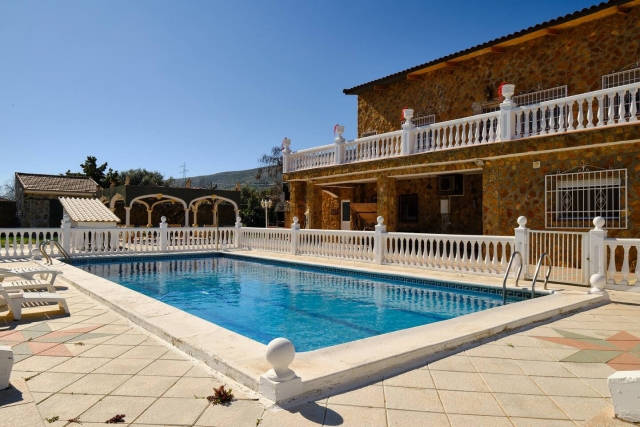 Amplia piscina en el exterior