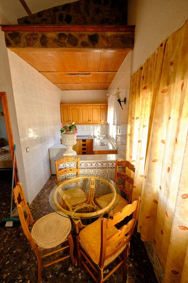 Cocina amplia con mesa 