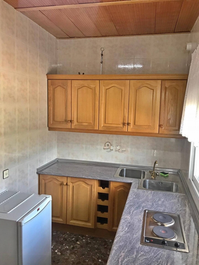 Cocina amplia y muebles 
