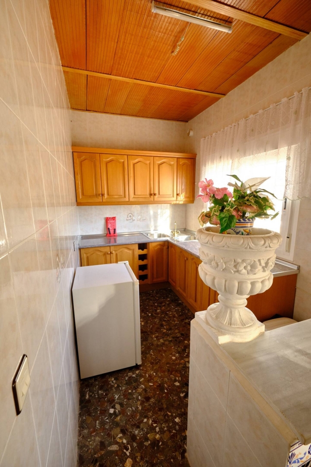 Cocina amplia y ventana