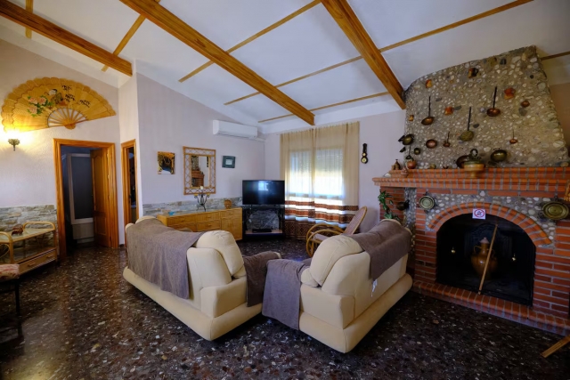 Sala amplia con chimenea