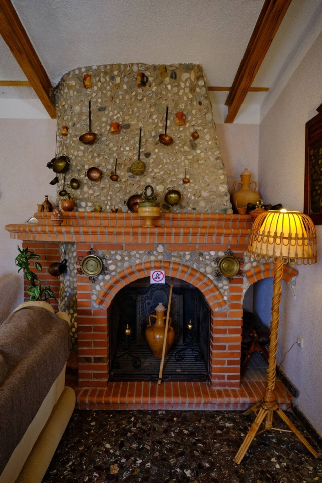 Sala amplia y chimenea 