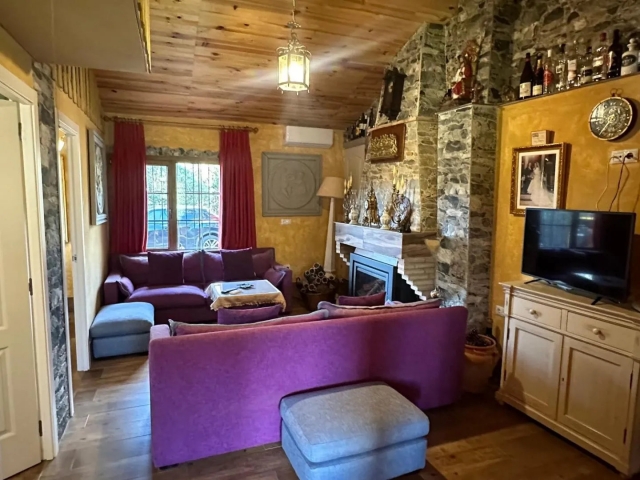 Sala amplia con chimenea