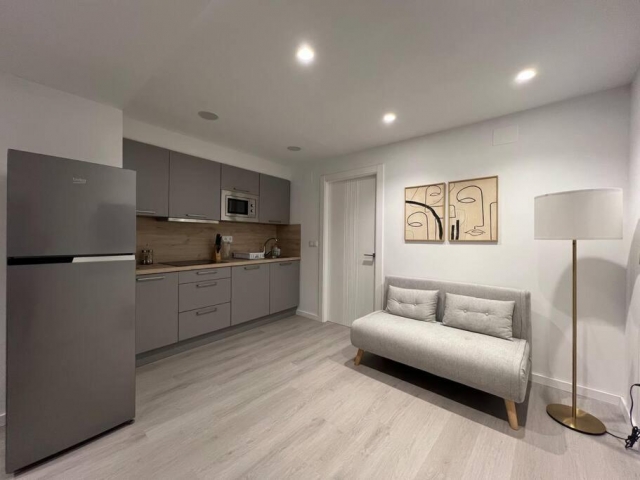 Cocina al lado del sofa 