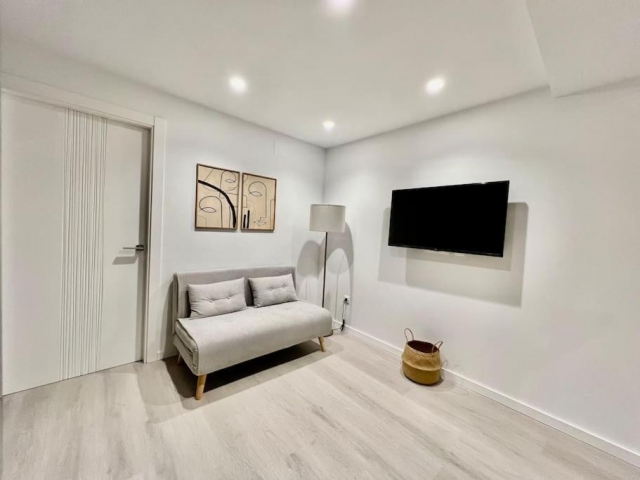 Sala amplia con tele y sofá 