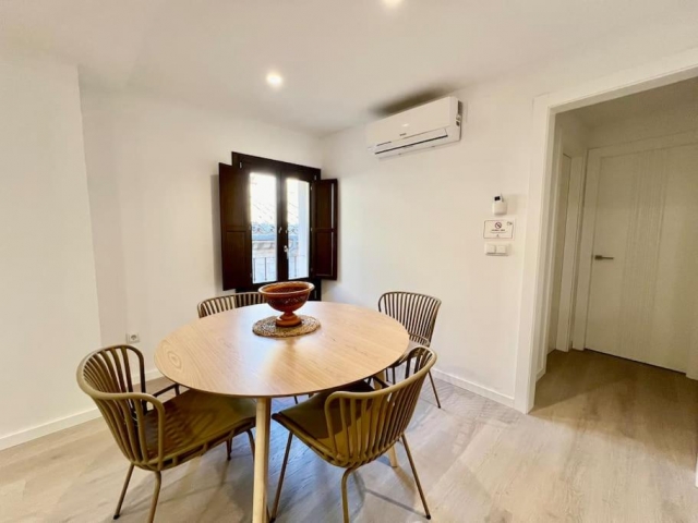 Sala de estar con mesa