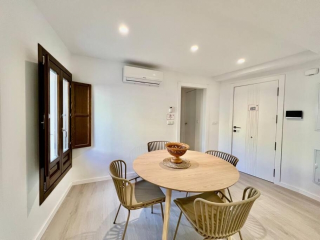 Sala de estar con mesa 