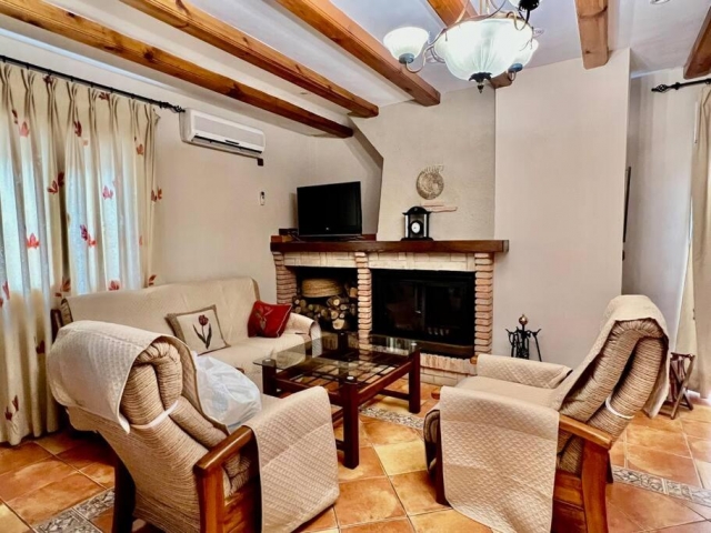 Sala amplia con chimenea