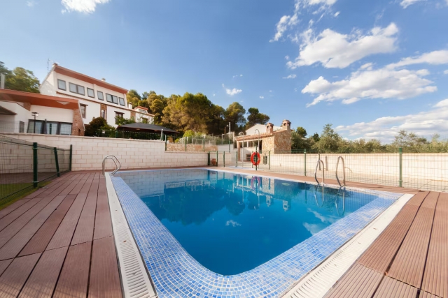 Acceso al exterior y piscina 