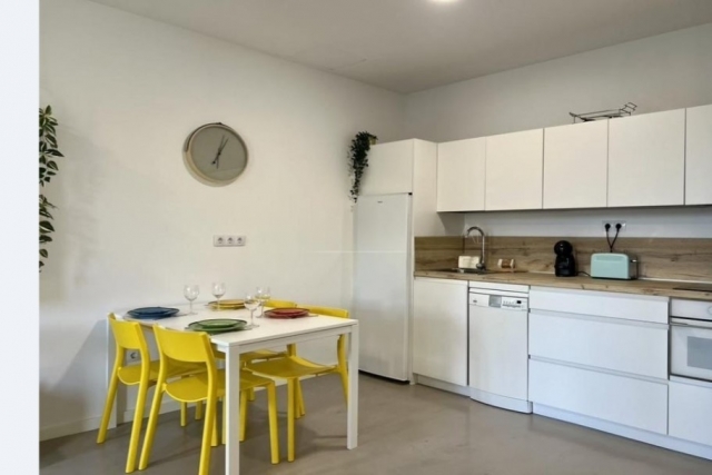 Cocina con mesa y sillas