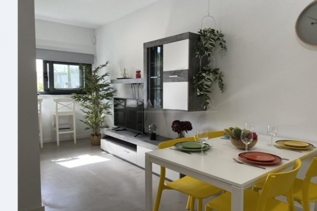 Sala amplia con mesa