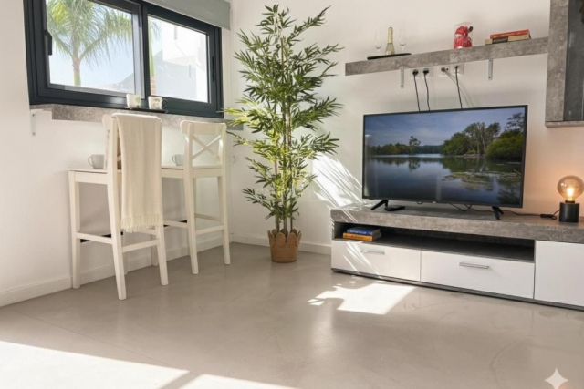 Sala amplia con tele y barra